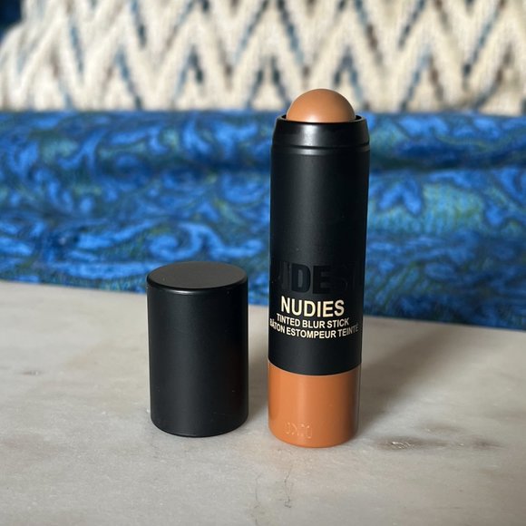 MEDIUM 6 - TINTED BLUR FOUNDATION STICK - Picture 1 of 4